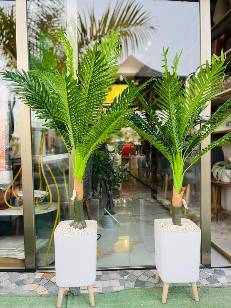 vase-pot-de-decoration-avec-plante-artificielle-1-1.jpg Vase - Pot de décoration avec plante artificielle – Image 1