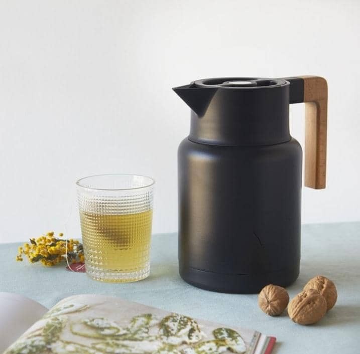 balvi-thermos-home-couleur-13l-fermeture-hermetique-facile-a-ouvrir-avec-manche-en-bois-inox.jpg Balvi Thermos Home Couleur 13L Fermeture hermétique Facile à Ouvrir avec Manche en Bois INOX – Image 1