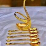 Lot de 6 petites cuillières dorées + support