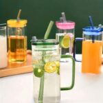 Tasse en verre transparent avec couvercle et paille