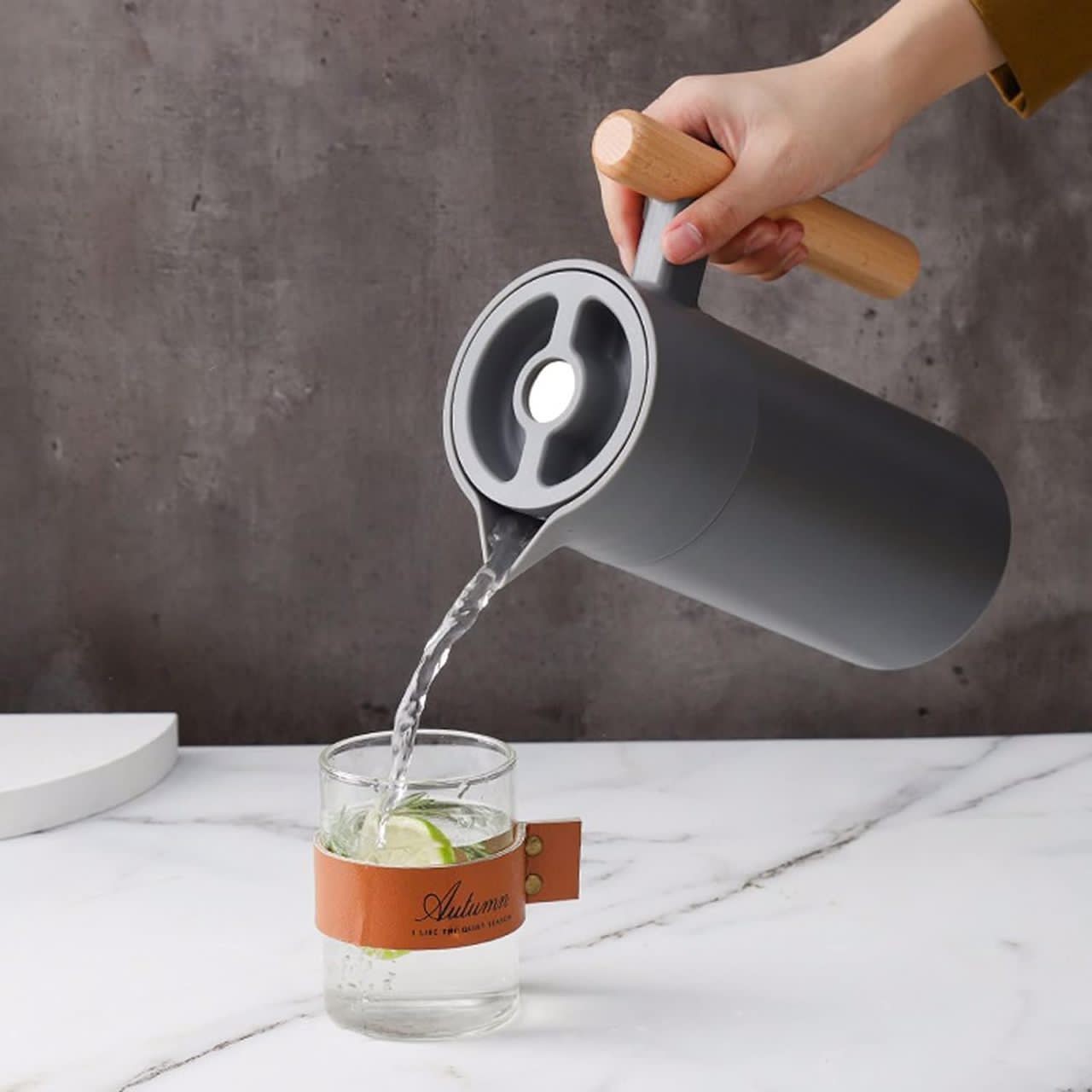 thermos-1l-fermeture-hermetique-facile-a-ouvrir-avec-manche-en-bois-tsv-.jpg THERMOS 1L FERMETURE HERMÉTIQUE FACILE À OUVRIR AVEC MANCHE EN BOIS -TSV – Image 1